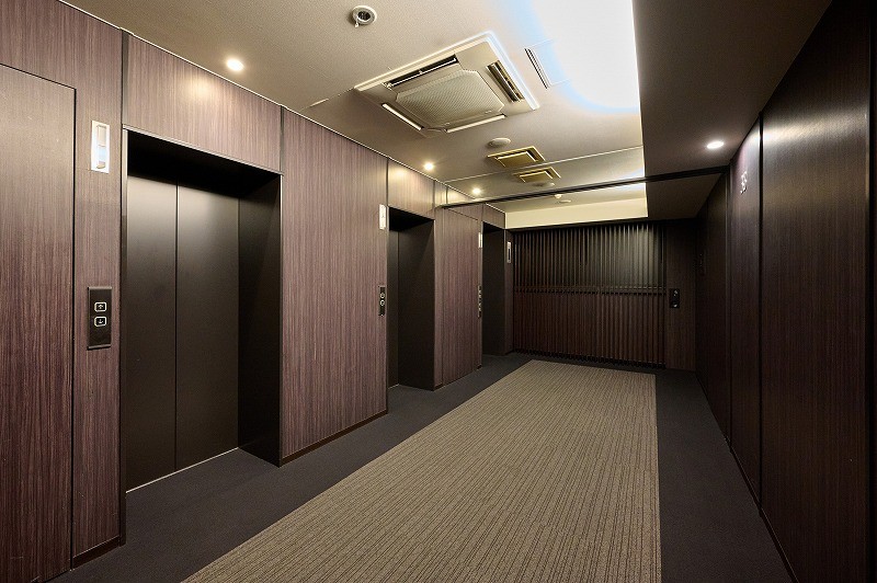 エレベーターが複数機あり、朝の通期時間の混雑時や帰宅時間の混雑時にも快適に利用ができます。高層階にお住まいでも安心してご利用ができます。