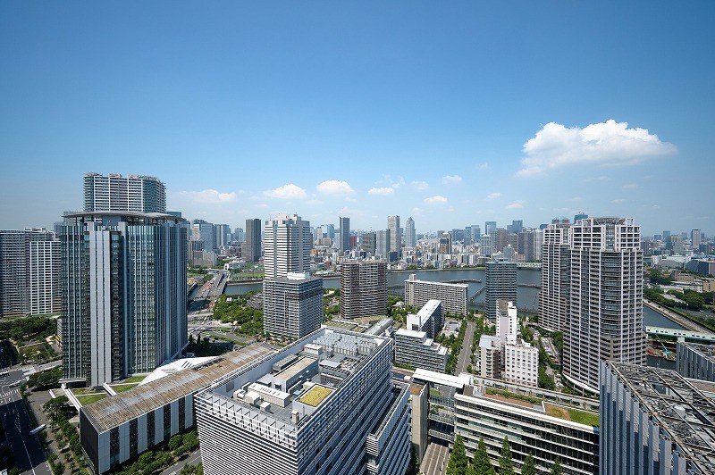 ベランダからの眺望は、レインボーブリッジを望め、青々した広い空と都心のビル群とのコントラストを楽しむことができます。季節によって表情を変える空を眺めて、ほっと一息をつくことができます。