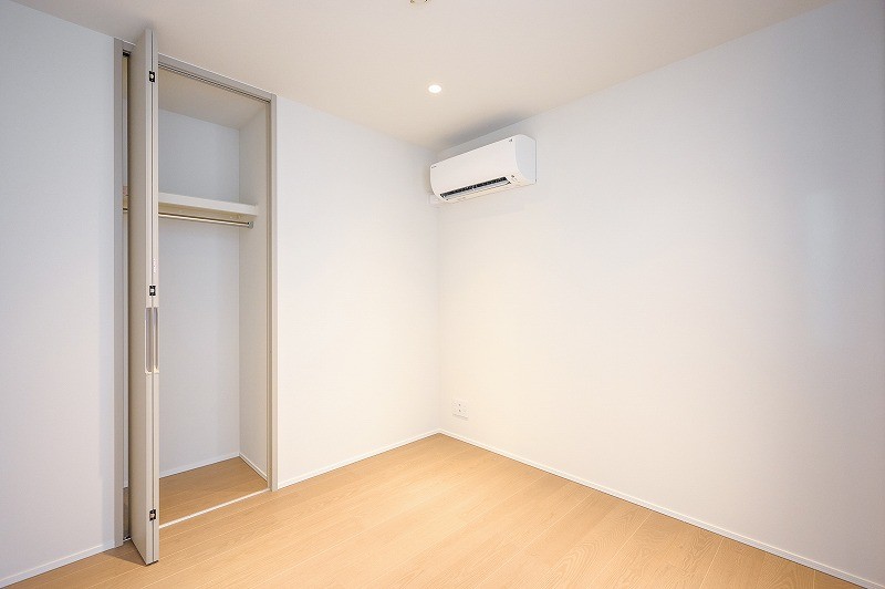 洋室2は約4.0帖の広さでテレワークをするためのワークスペースや書斎としてお使いいただけます。LDKや他の洋室と同様の色調にしているため、お好きなインテリアを配置しやすいようになっております。