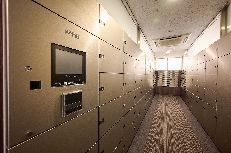 ◆宅配ボックス◆24時間いつでも荷物受け取りが可能。プライベートの時間を邪魔されず、配達時間も気にせず過ごすことができる便利な設備です。