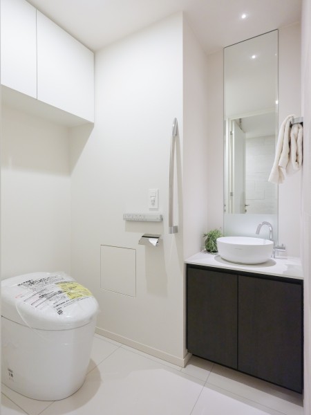 納戸のお隣にあるレストルームには手洗い場があり、大きな鏡がついているため身だしなみ確認をすることができます。十分広さがあるため、ゆったりとご使用いただけます。