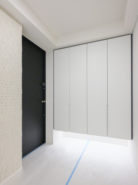 玄関にはカウンター下部収納と下足箱があり、ブーツからスニーカーまで様々なシューズを収納することが可能です。フットライトが設置されているため、夜でも安心してお出かけ準備ができます。下足箱の下のスペースに観葉植物を設置すると、緑が映えますね。