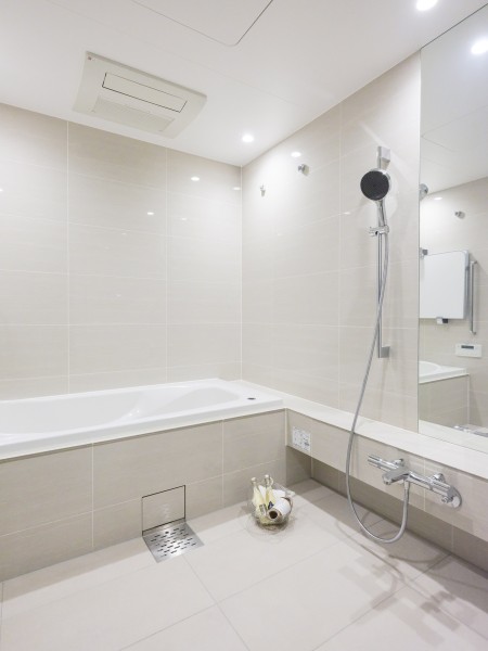 1822サイズの広々とした浴槽は、日常の疲れを癒すことにぴったりな空間です。ホワイト系のカラーに統一されているため清潔感があり上品さがあります。リラックスするために湯船に浸かり、のんびりお過ごしいただけます。