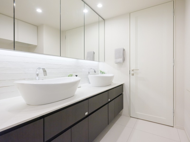 ダブルボウルの洗面化粧台は朝の準備時間を快適に使用できます。三面鏡裏や足元に収納棚があるため、身支度グッズやお掃除グッズ、日用品など収納可能です。収納することでお掃除する時に邪魔をしません。ホワイト×ブラックのモノトーンカラーで統一されてハイセンスな洗面化粧台となっております。