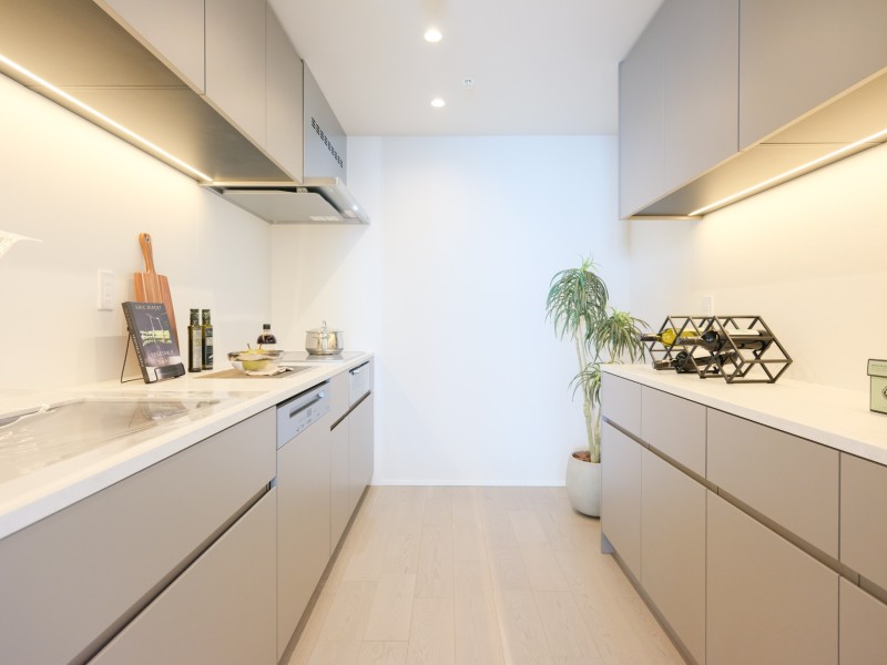 キッチンの背面にはお揃いのカップボードを設置いたしました。複数の方が並んでお料理をしても広々とお使いできるようにゆとりを持たせました。ご家族やお友達と会話をしながらお料理を作りたくなりますね。