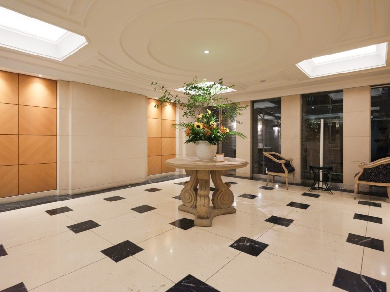 待ち合わせに便利な、落ち着いた雰囲気のエントランスロビーです。グレードの高さ誇る、気品溢れる空間です。