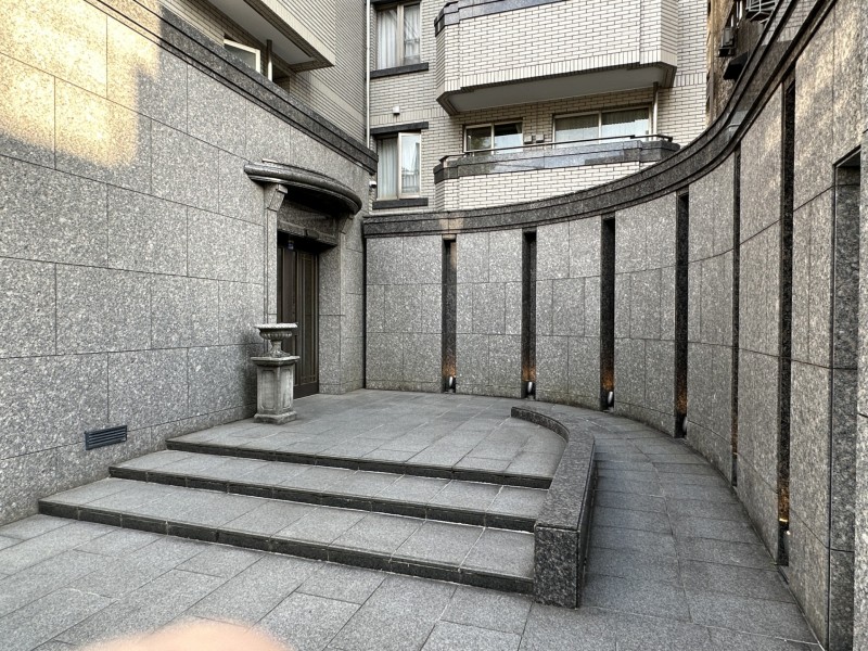 重厚感と格調高さを感じさせるエントランスです。都心の喧騒と一線を画す雰囲気を漂わせ、居住者様やゲストの方を出迎えます。