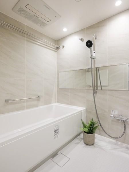 1620サイズのゆとりあるくつろぎのバスルームです。爽やかで清潔感のある白を基調にした空間に仕上げました。