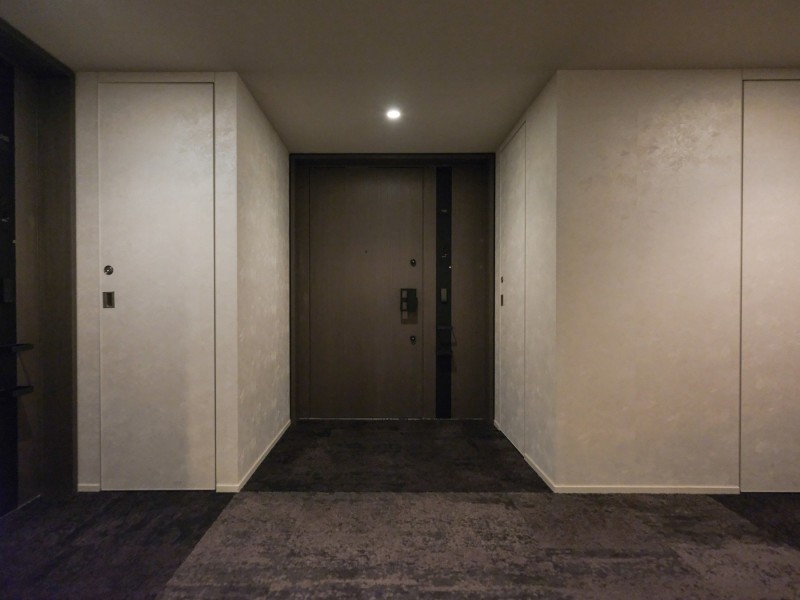 玄関外のスペースはグレードの高さを感じさせる上質感漂うデザインです。雨天時にも濡れることのない内廊下設計であり、外部からの視線も気にならないプライバシーを確保したマンションです。