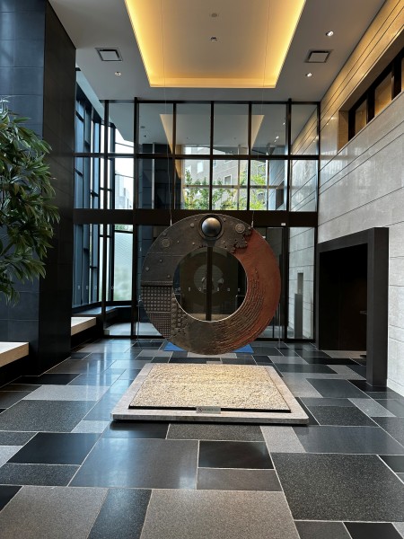 エントランスホールの中空には「環」と銘打たれたオブジェが浮かびます。空間全体に壮大、かつ繊細な気配を創出しています。