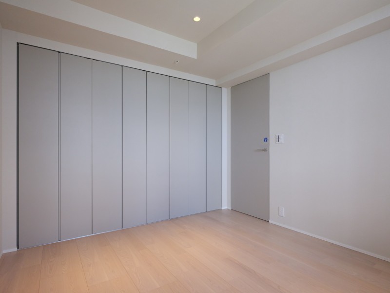 洋室2クローゼットは、お部屋のカラーに邪魔しない色調となっております。お洋服や趣味のアイテムなど様々の物を収納できるようなサイズとなっております。お片付けが楽しくなるようなクローゼットです。