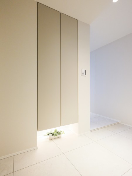 玄関には高さのある下足箱とフットライトを設置いたしました。使用頻度の高いシューズやアウトドアグッズを収納することができます。居室とテイストを揃えているため温かみのある風合いとなっております。