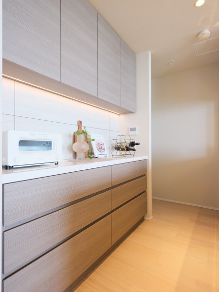 キッチンとお揃いのカップボードには収納棚がたくさんあり、調味料や食器を収納することができます。広々としたカップボードのため、棚の上にインテリアを設置し見せる収納を楽しむことができます。