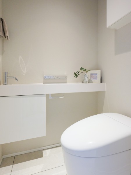清潔感があるレストルームにはタンクレストイレと手洗い場を設置いたしました。タンクレスにすることで、お掃除箇所が減り、すっきりとした見た目でお部屋が広く見えます。