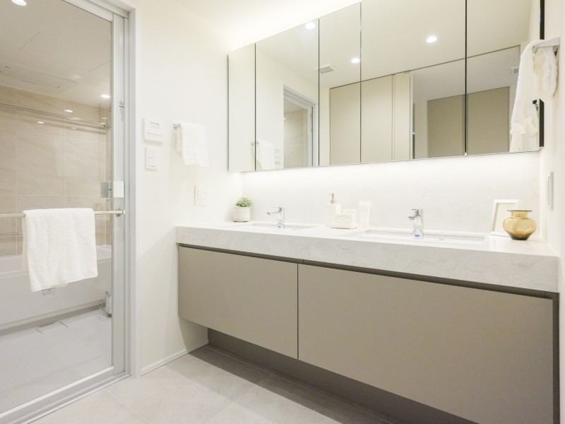 洗面室にはダブルボウルの洗面化粧台を設置し、ホテルのような空間となっています。お出かけ前のご準備の時間が重なった場合でも、快適な使い心地が魅力です。