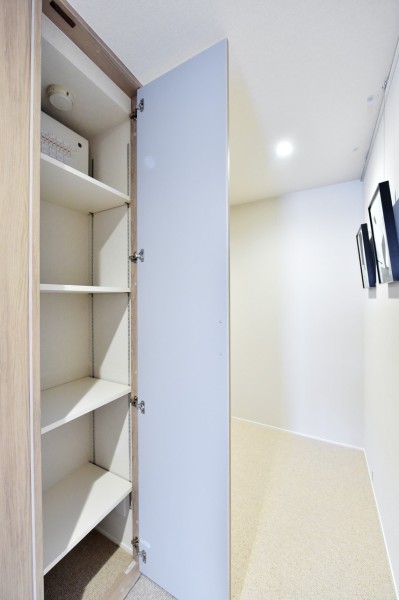 廊下にも収納スペースを設置しています。お掃除用品や日用品のストック、家族共用のものなどを収納できる便利なスペースです。玄関近くなので災害備蓄庫にも適しています。