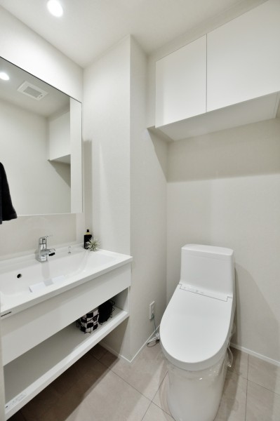 TOTO製のウォシュレット一体型トイレ新規交換済みです。大きな鏡と手洗いカンター付のトイレですので、ゲストや家族も気兼ねなく使用できる清潔感あふれるプライベートスペースです。