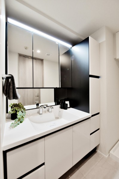 入浴後の穏やかな時間も、朝の慌ただしい時間もゆったりと使用できる清潔感あふれるパウダールームです。キャビネットも備え付けましたので、リネン類や小物類もたっぷりと収納できます。