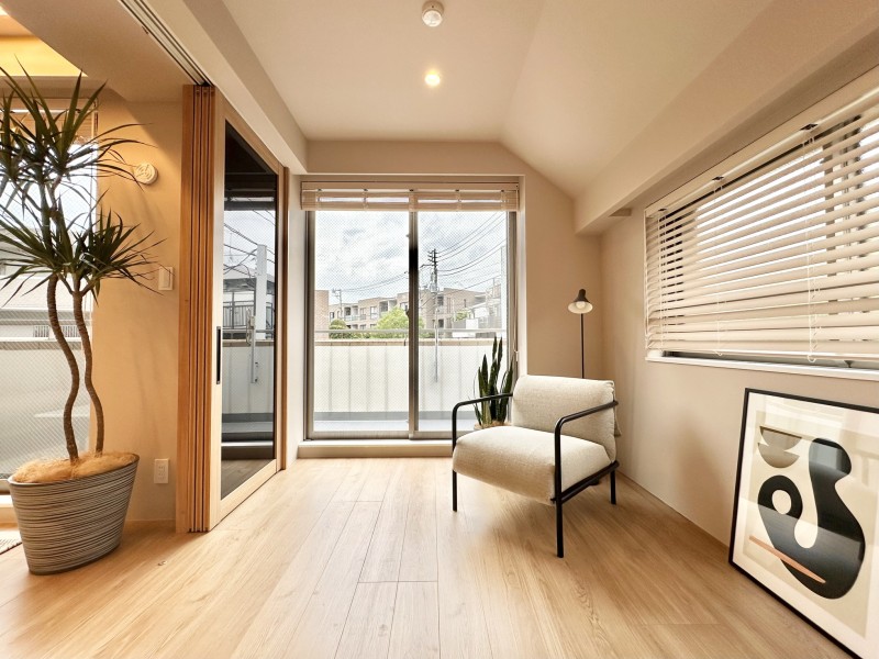 リビングにつながる洋室3は二面採光の明るいお部屋です。伸びやかな空気に包まれた心地よい空間が広がります。