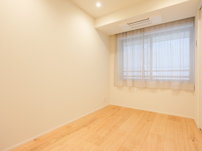 洋室2は、約4.5帖の広さがあり、読書や映画鑑賞といった趣味のお部屋としてお使いいただけます。玄関やLDKと異なる雰囲気を楽しむことができる柔らかい雰囲気の内装となっております。