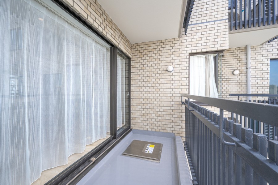 暮らしの中で大切な光と風を演出してくれる居心地の良い空間のバルコニーです。ティータイムや夜の晩酌タイムにバルコニーに出て南青山の景色を楽しむことができます。