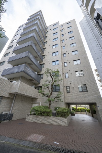 ベージュの外観は穏やかで温かい雰囲気で周囲の景観や自然に調和して親しみやすい印象を与えます。敷地内にお手入れが行き届いた植栽があり、管理体制が整っていることが伺えます。２０２４年共用部大規模修繕工事実施しております。