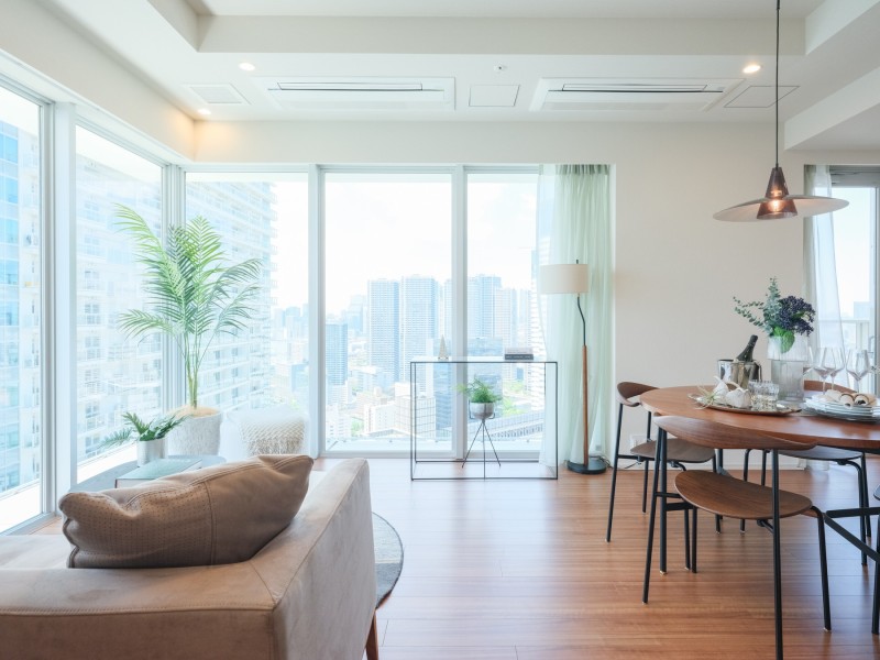 2面採光の大きな窓からたっぷりの光が差し込み、開放的なリビングダイニングです。心地よい光で満たされ、穏やかな空気に包まれた居住空間です。