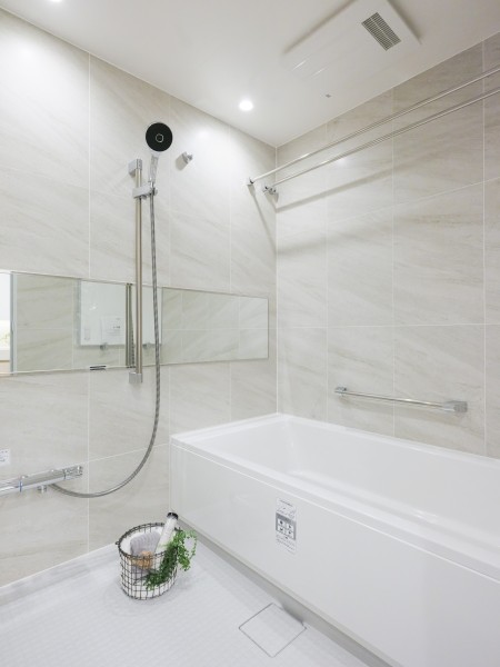 柔らかい色調のバスルームは、清潔感が溢れる空間となっております。1620サイズで広々としているためゆったりとバスタイムをお楽しみいただけます。