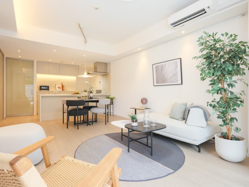 暖かな陽光が注がれるリビングダイニングキッチン(約16.1帖)は、開放感と安らぎを享受したのびやかな住空間です。ご家族とゆったりとくつろぎの時間をお過ごしいただけます。