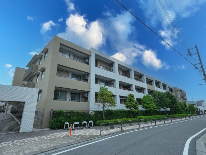 重厚感のある外観が特徴のマンションが上質な暮らしを予感させます。総戸数94戸、三菱地所旧分譲＜パークハウス＞シリーズです。