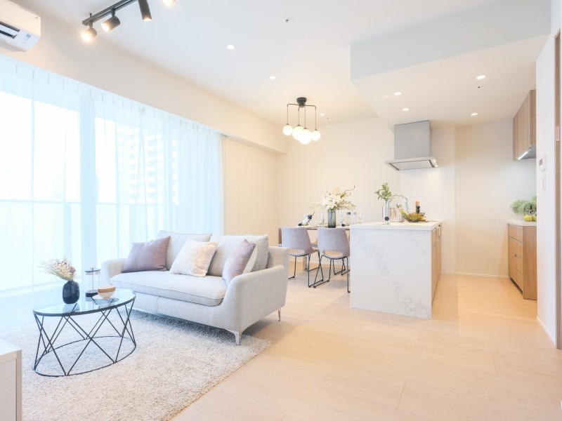 ホワイトカラーとベージュカラーを基調とした内装になっており、柔らかく温かみのあるお部屋です。約14.7帖の広さがあるLDKは、ご家族やお友達が集まってもゆとりのある広さとなっております。