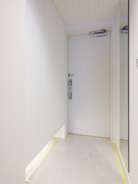 ホワイトカラーで統一された玄関は空間を明るく見せてくれます。下足箱は、高さがあるためブーツなどを収納することができます。フットライトを設置しているため、どんな時間にも快適にご使用いただけます。