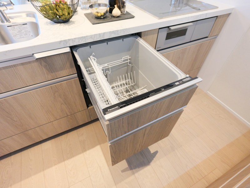 ◆食器洗浄機◆家事の時間を短縮できる優れもの。さらに節水・節約を同時に行うことができるので、人気があり重宝します。