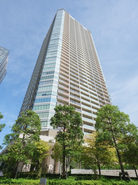 総戸数825戸・免震構造の43階建タワーレジデンスです。スカイラウンジやフィットネスジム、キッズルームなど充実の共用施設も魅力なマンションです。