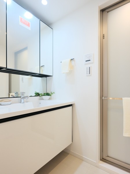 三面鏡裏や足元の収納など使いやすさも兼ね備えている洗面化粧台です。毎日の身支度がはかどりますね。ホワイトとブラックを基調としており、上品で柔らかい雰囲気となっております。