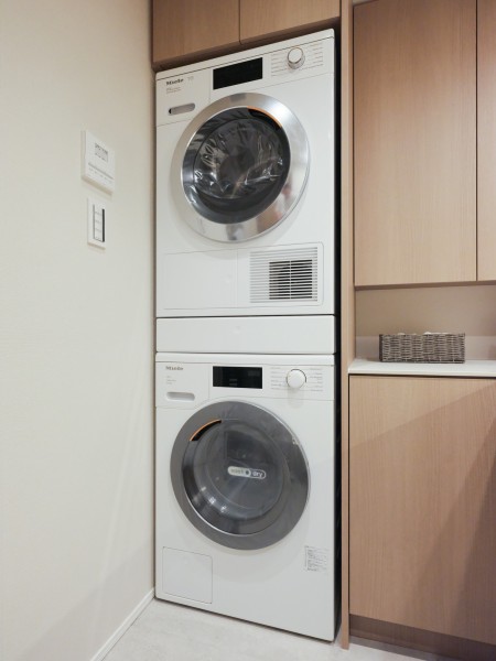 洗面室にはミーレ製のビルトイン洗濯機と乾燥機を設置いたしました。ハニカムドラムによる衣類への優しさ、多彩な素材別プログラム、高い洗浄力など洗濯へのこだわりが強い国のドイツ式を実現することができます。