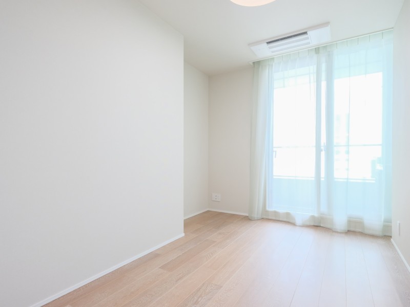 洋室3は、約5.5帖の広さがあり書斎や子供部屋としてもお使いいただけます。淡く柔らかい色調で統一された内装はお好きな家具が配置しやすいシンプルなデザインとなっております。