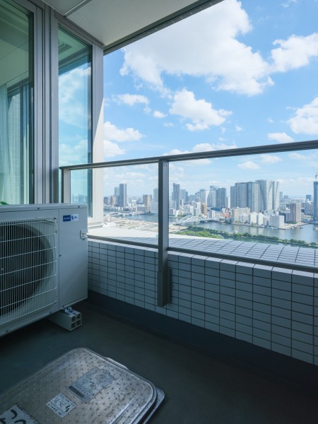 バルコニーが２つあるお部屋のためバルコニー毎に、違った眺望を眺めることができます。気分によって使用するバルコニーを変えて、リフレッシュをすることができます。