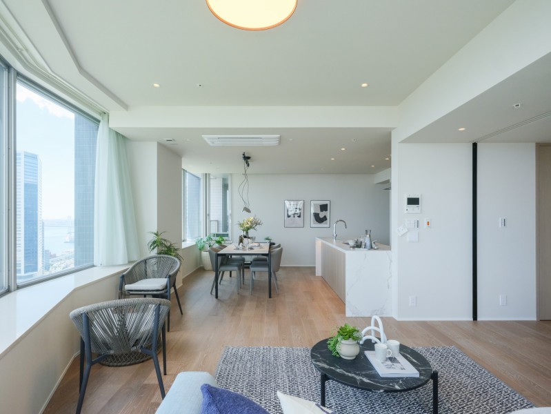 リュクスな暮らしが叶うリビングは木の温もりと上質感を味わえるお部屋です。ピクチャーレールを設置したので壁を傷つける心配なくお気に入りのアートやグリーンを飾りインテリアを楽しめます。