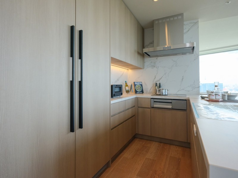 キッチンの背面にはカップボードがございます。吊戸棚と足元に収納棚があり、食器や調味料など収納することができます。収納性が高いため、まとめて片づけることが可能です。