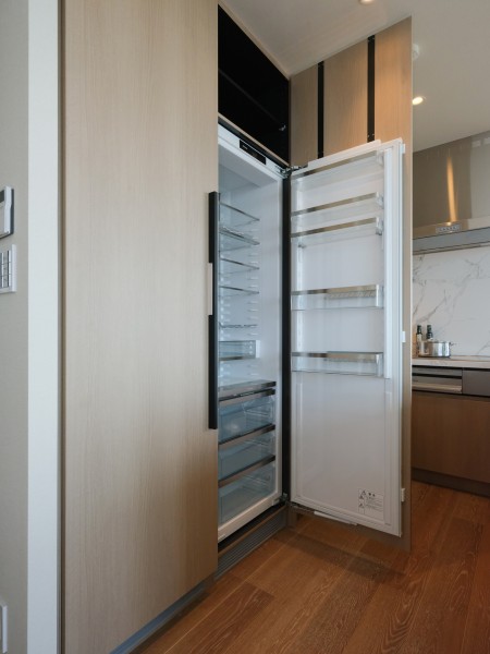 キッチンにはミーレ製のビルトイン冷蔵庫と冷凍庫を設置いたしました。食品の鮮度を長時間保つ高度な鮮度維持機能、庫内を常に均一な温度に保つ機能など様々な機能が付いている便利な家電です。
