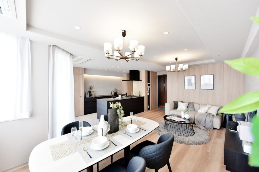 東側の一面の窓から優しく朝日を取り入れるリビングダイニングです。京都らしい景色を満喫できる立地で、東山連峰や鴨川・高瀬川を堪能できます。また夏には五山の送り火（大文字）鑑賞可能です。