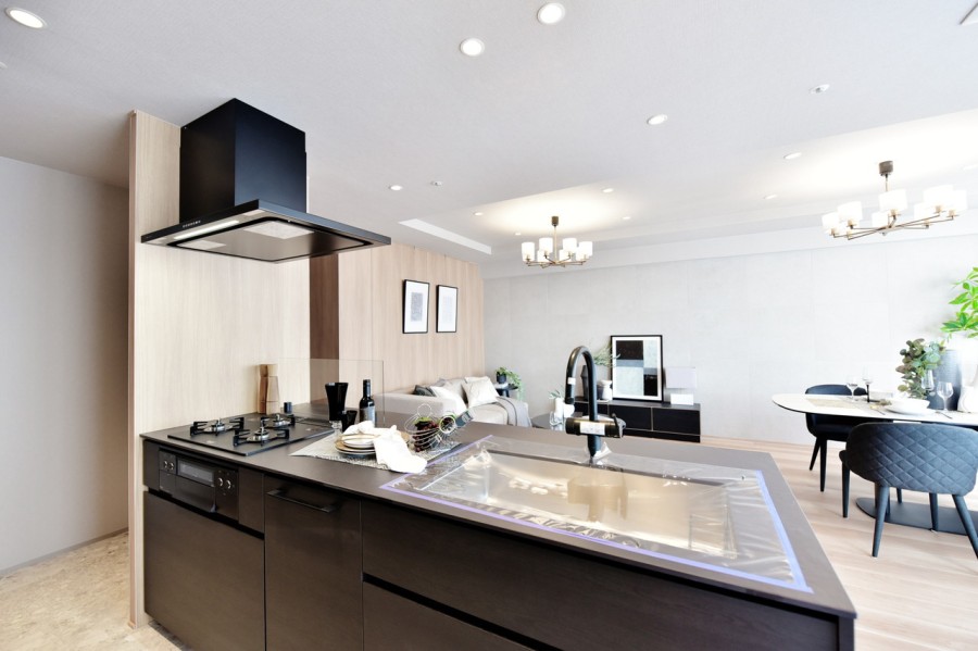 このお部屋のために設えた田中工藝製のオリジナルシステムキッチンです。お部屋になじむデザイン性の高いキッチンは存在感があり、インテリアとしての役割も果たします。大容量の食器洗浄機を備えていますので、家事の時短にも役立ちます。