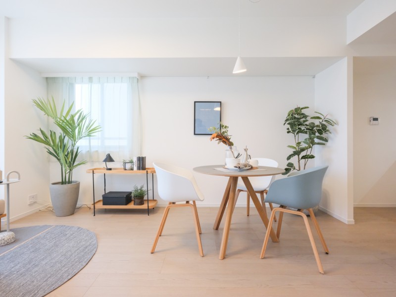 約14帖のLDKは角部屋ならではの陽当たり良好なお部屋です。心地よい風が通り抜け、明るさとぬくもりを感じさせるナチュラルな内装に仕上げています。