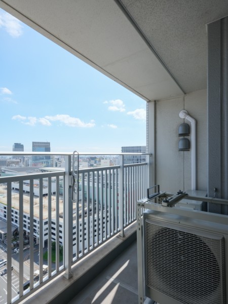 あたたかな光と風を感じるバルコニーです。洗濯金物付きで洗濯物もしっかりと乾かせそうですね。