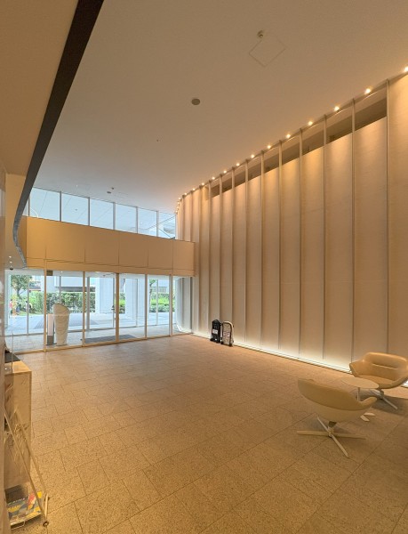 エントランスホールは心安らぐ照明が施され、穏やかな雰囲気からはホスピタリティの高さが感じられます。