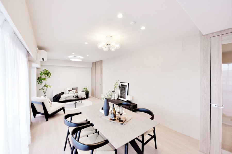 ３LDKから２LDKに間取り変更を行い、ゆったりとした約１８帖のLDKにしました。烏丸御池駅から５分と、駅からの距離も近く、休日のお出かけや散策にも便利な立地です。セカンドハウスとしてもご利用の方にもおすすめです。