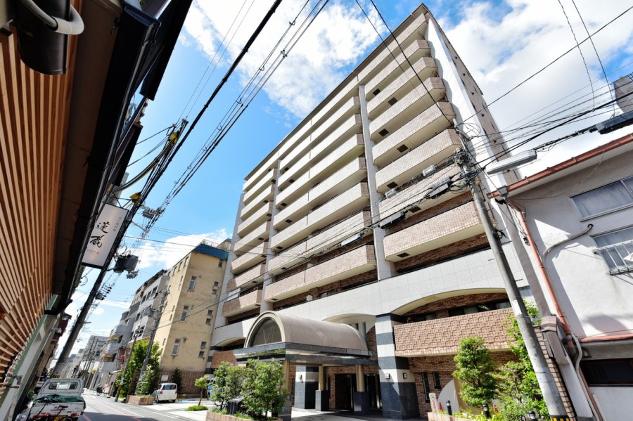 地下鉄烏丸線・東西線カ烏丸御池駅から５分の立地です。阪急烏丸駅へも徒歩９分でアクセスできる便利な立地です。周辺にはお買物施設や京都の歴史や文化を堪能できる場所が点在しており、休日の散策なども楽しめます。