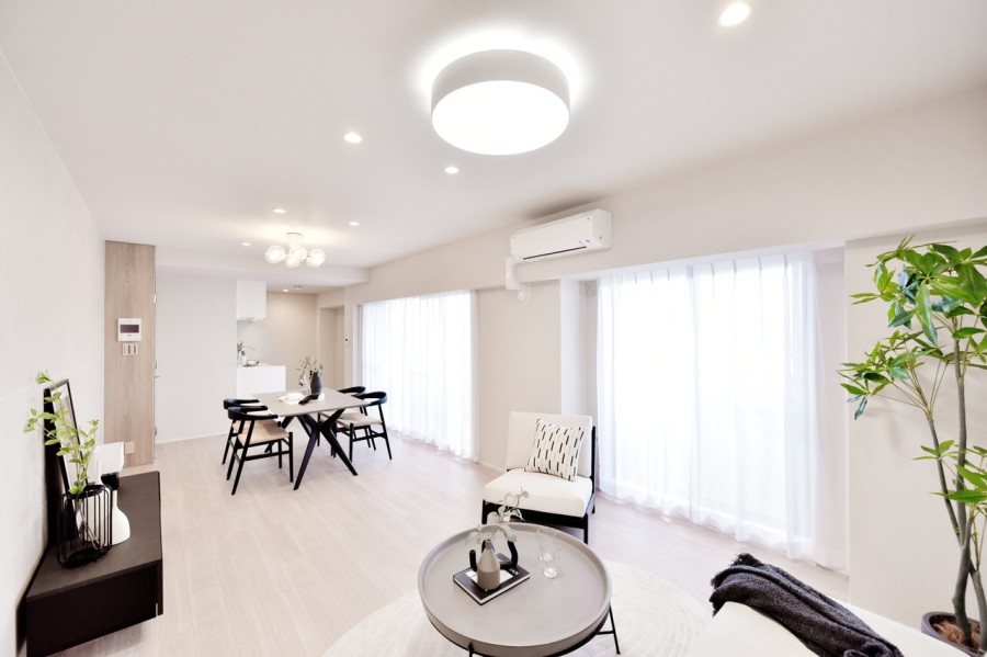 横長のリビングで家具の配置もしやすくなっています。室内はフルフラット設計になっておりますので、段差もなく、小さなお子様からご年配の方まで安心してお住い頂けるお部屋です。エアコン１基設置済みです。