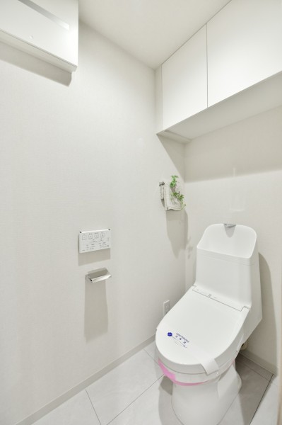 TOTO製ウォシュレット一体型のトイレ新規交換済みです。汚れの付きにくい素材やお手入れ楽々な機能を搭載しており、いつも清潔な空間を保てます。吊戸棚を設置しており、小物類の収納にも便利です。